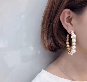 Modne okrągłe kolczyki wiszące z perłową luksusową jakością, aby stworzyć eleganckie kolczyki damskie darmowa wysyłka PS6786