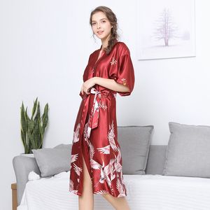 Partihandel Kvinnor Sleepwear Satin Kimono Robe Mid-Calf Half Sleeve Printed Bathrobes Bridal Dressing Gown Fashion Night Gown