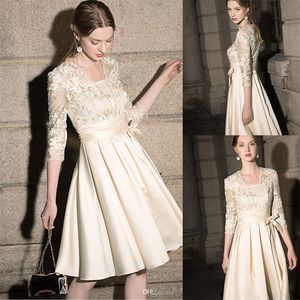 Elegant A-Line Aftonklänningar V-Neck 3/4 Långärmade Appliqued Lace Beaded Formell Prom Dress Ruffle Satin Sweep Train Pagant Kappa Billiga