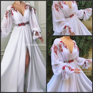 2019 New Spring White Chiffon V Neck Billiga Långärmade Aftonklänningar Front Split Formal Evening Gowns Sleeves Plus Storlek Prom Klänningar