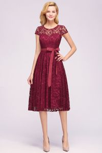 Bourgogne Tea Längd Lace Evening Prom Klänningar Kvinnor Billiga Short Cap Sleeves Scoop Neck Christmas Party Cocktail Dress med Sash CPS1152