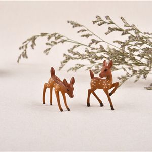 2 pz/lotto Artificiale Mini Cervo Sika Giraffa Fata Giardino Miniature Gnomi Muschio Terrari Mestieri Della Resina Figurine Decorazione Della Casa