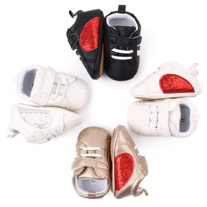 Sapatos para bebês meninos meninas novos tênis com estampa de coração sola macia infantil primeiros caminhantes tênis esportivos 0-18 m