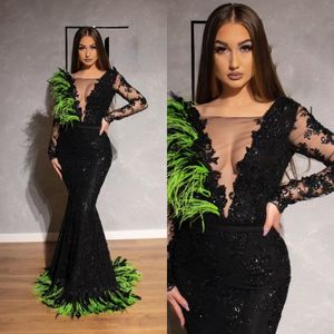 2019 Schwarze Abendkleider mit langen Ärmeln, sexy, durchsichtig, durchsichtig, tiefer V-Ausschnitt, Meerjungfrau-Kleider, Feder-Spitze-Applikationen, Festzugskleider