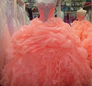 2020 Coral Quinceanera Klänningar Blommig Beaded Sweetheart Princess Ball Gown Sweet 16 Organza Pläterad Princess Prom Dress Evening Gowns