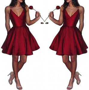 V Hals Satin Korta Homecoming Klänningar Sexiga Spaghetti Straps En Linje Knä Längd Formell Party Gowns Short Prom Klänningar BM0448