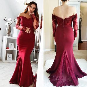 Nowy Burgundia Prom Dresses Sweetheart Długie Rękawy Syrenka Satyna Off The Shoulder Back Cover Button Sweep Pociąg Formalne Suknie Wieczorowe