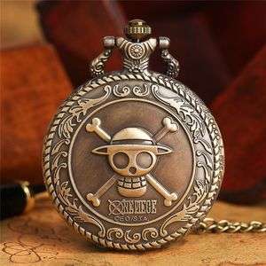 Vintage Bronze Piratskalle One Piece Design Quartz Pocket Watch Anime Display Män Kvinnor Halsband Hängsmycke Kedja Timepiece