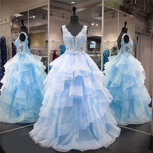 2020 Ny ankomst ljus himmel blå söt 16 tulle spets quinceanera klänningar vestido debutante 15 anos boll klänningar v neck sheer prom klänning qc1485