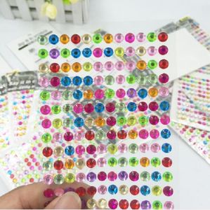 Di alta qualità vari adorabili adesivi per cartoni animati Multicolor autoadesivi fai da te perforazione a mano per decorazioni per feste per telefono auto 168 pezzi / foglio 6 mm