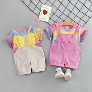 2 adet Toddler Çocuklar Bebek Kız Yaz Giysileri Gökkuşağı Çizgili T-Shirt Tops + Bib Şort Kelebek Kanatları Kız Kıyafetler Set