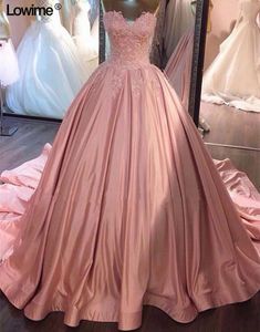 2017 Blush Pink Puffy Ball Gowns Quinceanera Klänningar Luxury Lace Appliqued Sweetheart Spaghetti Straps Sweet Dress Masquerade