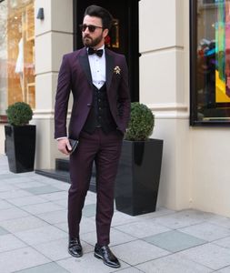 Красивый Burgundy Slim Fit Mens выпускные костюмы пикированные отвороты свадебные костюмы для мужчин Groomsman Tuxedos три штуки Blazers куртка + брюки + жилет