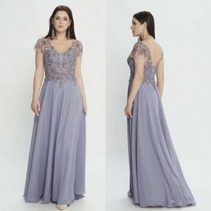 Elegant lavendel mor av bruden klänningar en linje ren v neck spets applique chic bröllop gäst klänning golv längd mammor formella klänningar