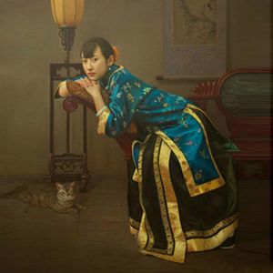 Edle alte China-Frau mit Höflichkeiten, Cheongsam-Kleidung, traditionelles chinesisches Kostümporträt, würdevolle Hausfrau und Gastgeberin, Robe-Kleid