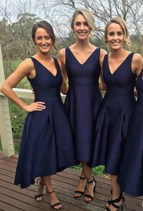 Modische marineblaue Brautjungfernkleider aus Satin, hoch niedrig, nach Maß, V-Ausschnitt, einfaches Trauzeugin-Kleid, Abendparty-Kleider, formelle Ballkleider