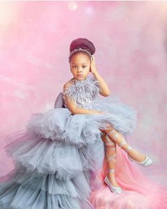 2020 Yüksek Düşük Çiçek Kız Elbise Düğün Dantel Aplike Için Katmanlı Etekler Küçük Kızlar Pageant Elbise Tüy Cemaat Elbiseler