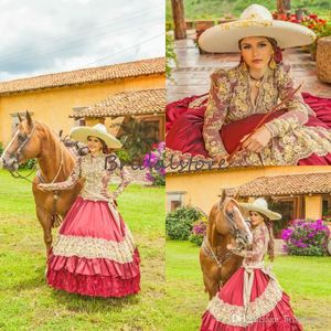 伝統的な赤いメキシコのQuinceaneraのドレスVネック刺繍レース長袖プロムシンデレラ王女騎乗位甘い16誕生日のドレス