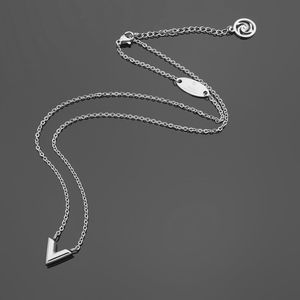Collana di trifoglio per donna Gioielli con pendente a lettera V in acciaio al titanio di alta qualità Non sbiadisce