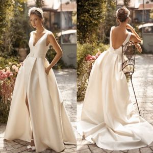 Ivory Lihi Hod Beach Baklösa bröllopsklänningar Deep V Neck Side Split Bridal Gowns A Line Sweep Train Satin Robe de Mariée