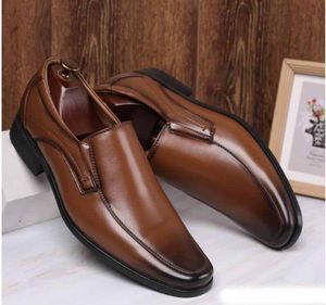 Os homens novos negócios sapatos formal preto Brown pequenos sapatos de couro quadrado Oxford Shoes Men Dress Shoes