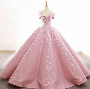 ゴージャスなピンクのイブニングドレスは、かわいいレースのアップリケボールガウンウエディングドレスカスタムメイドアラビアQuinceanera Party Gowns
