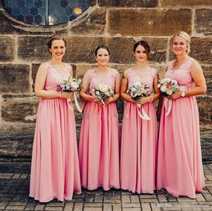 Chiffon Coral Pink Bridesmaid Dresses V Neck Sexig Backless A Lilne Lace Applique Golvlängd Maid of Honor Gown Custom Made Plus Size Pplique