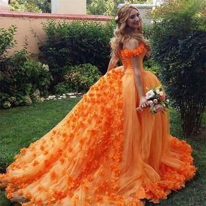 Pomarańczowa Balowa Suknia Quinceanera Suknie Off Ramię 3D Aplikacje Kwiatowe Prom Dress Lace Up Custom Made Sweet 16 Suknie Robes De Soirée