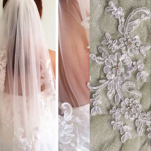 Nya billiga lyxiga korta brudslöjor Bröllopshårtillbehör Vit Elfenbenskort Elbowlängd Beaded Lace Tulle Wedding Veil för Brides