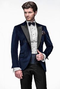 Navy Blue Velvet Groom Tuxedos Black Peak Lapel Groomsmen Bröllopsklänning Höst Vinterstil Män Formell Party Prom Suit (Jacket + Pants + Tie) 761