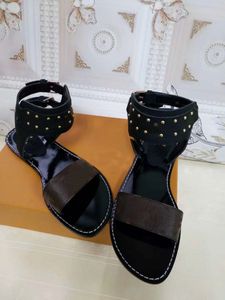 Sandali da donna stile classico di lusso europeo Pantofole con suola piatta Scarpe moda Cintura dorata Bottone decorativo in pelle