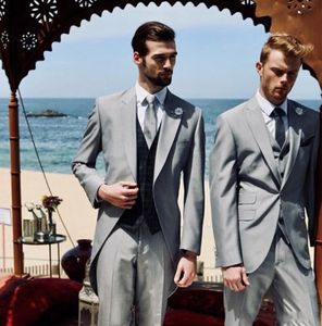 Wysokiej jakości jeden przycisk Light Grey Groom Tuxedos Peak Lapel Groomsmen Mens Garnitury Wedding / Prom / Dinner Blazer (Kurtka + Spodnie + Kamizelka + Krawat) K120