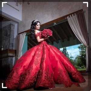 Billig bollklänning röd quinceanera klänningar för tjejer satin off axel appliques lång söt 16 prom klänning formella klänningar