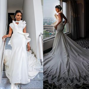 2019 abiti da sposa bianchi collo alto senza maniche Abiti da sposa in raso Abito da sposa a sirena in pizzo con strascico a buon mercato