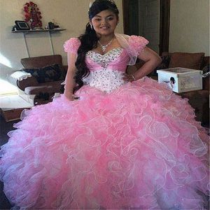 古典的なピンクのマスカレードQuinceaneraドレスが付いているジャケットオーガンザフリルビーズクリスタル甘い16ウエディングドレスティアードヴェスディドデQuinceñera