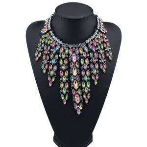 Großhandel – Designer-Luxus-Halskette mit sehr glitzernder, wunderschöner, übertriebener, voller Strass-Kristall-Quastenkragen-Choker-Statement-Halskette für Damen