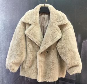 1つのボタン100％ウールの毛皮の毛皮の女性の毛皮の女性の毛皮の女性の毛皮の女性が付いているラペルネックベージュの子羊の毛皮のコート