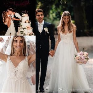 Styl Country Romantyczny Romantyczny Linia Suknie Ślubne V Neck Koronki Aplikacja Backless Długość podłogi Wielopiętrowy Tulle Suknie Ślubne Suknie Ślubne Vestidos