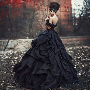 Vintage svart bollklänning Gotiska bröllopsklänningar från axel rufsar draperade tiered kjol 2019 anpassade plus storlek brudklänningar219b