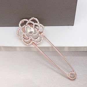 Niesamowite Clear Crystals Rose Flower Pin Wysokiej Jakości Rhiinestones Kobiety Ubrania Biżuteria Akcesoria Broszka Factory Direct Sale Hoode