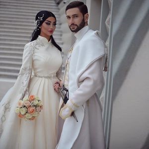 Lysande bollklänning Muslimska bröllopsklänningar med långärmad höghalsapplikationer ABRIC Dubai Vestido de Noiva Bröllopsklänningar Long TR234T