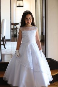 Söt vit första heliga nattvardsklänningar Scoop Cap ärmar spetsar kristallblommor flickor tävlingsklänningar moderna arabiska barn billiga210i