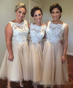 Applique White Lace Bridesmaid Dresses Champagne Tulle te längd Scalloped ärmlös kort hembiträde