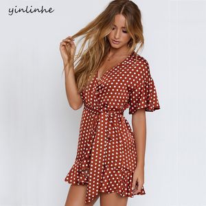 yinlinh Abito estivo a pois rosso Manica corta con scollo a V Mini abito sexy Donna Fascia Vita sottile Increspature irregolari pisello Vestidos 304 Y19012102