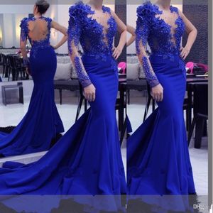 Tanie Royal Blue Prom Dresses One Ramię Koronki Aplikacje Zroszony Kwiaty Mermaid Z Długim Rękawem Sheer Powrót Formalne Wieczorowe Party Suknie Pagewne