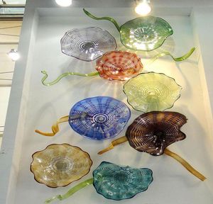 Verde blu rosso soffiato a mano lampada da parete decorazione lastre di vetro arte di Murano appeso piatto colorato personalizzato 8 pezzi per la decorazione della hall dell'hotel