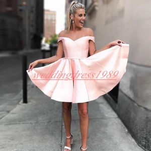 Elegance Off Ramię Krótkie Sukienki Homecoming Satin A-Line Juniors Cocktail Prom Dress Tanie Party Club Nosić Długość kolana Tanie