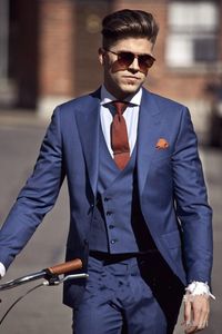 Новое прибытие два кнопок Темно-синего Groom Tuxedos Пик нагрудного Groomsmen Шафер венчание выпускной вечер Dinner костюмы (куртка + брюки + жилет + Tie) 1490
