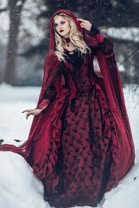 Czerwone i czarne Gotyckie Średniowieczne Suknie Ślubne Długie Rękawy Renaissance Fantasy Wiktoriański Wampiry Kraj Suknie Ślubne Z Caped 2019