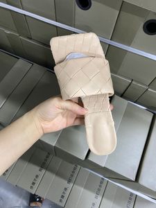 New Square Toe Casual Pantofole con tacco alto e sottile Sandali firmati da donna Fashion Slip On Slides Scarpe da spiaggia estive per donna